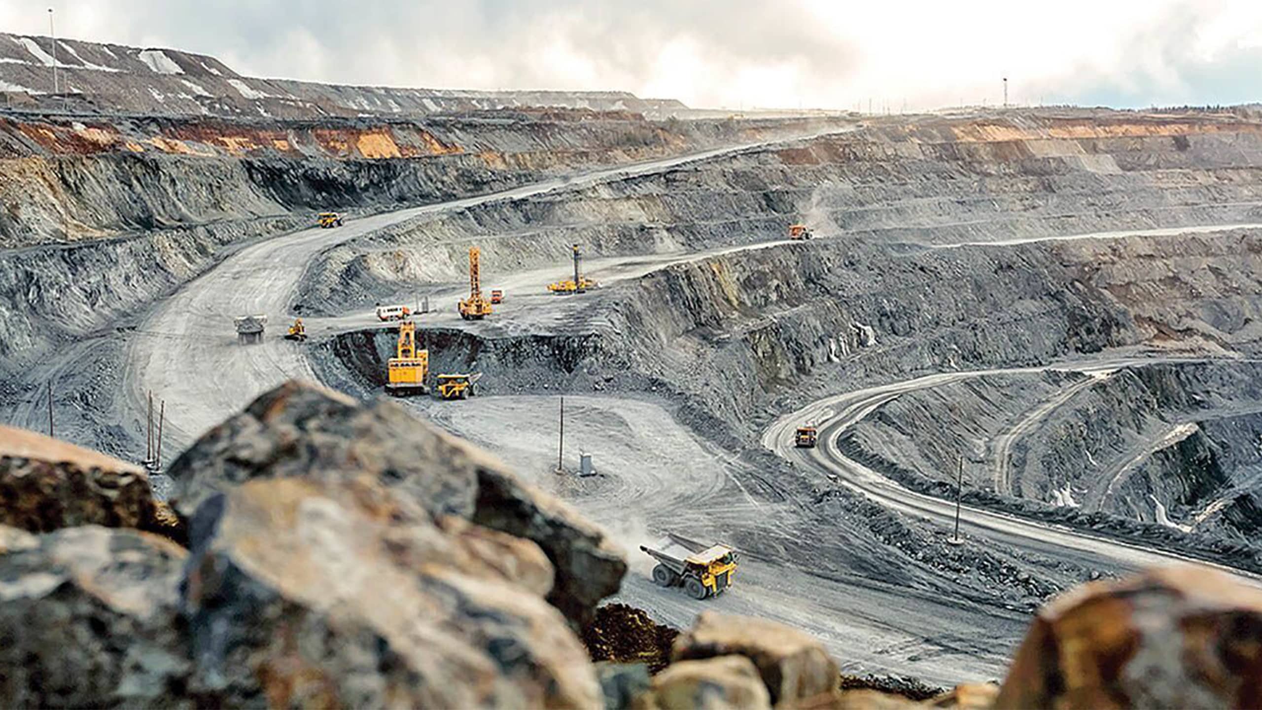 مقایسه روش‌های ژئوفیزیکی پرکاربرد در اکتشاف مواد معدنی